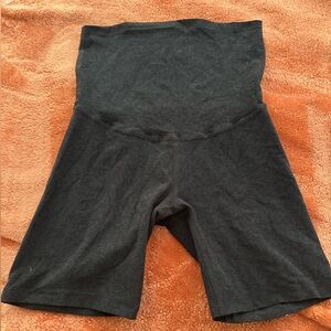 Beyond yoga maternity biker short size M